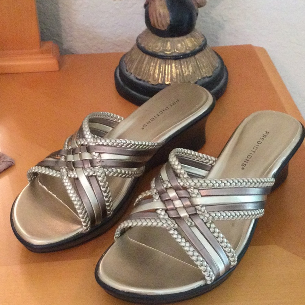 Ladies wedge gold shoes size 7W